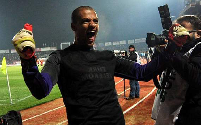 Felipe Melo comemora defesa