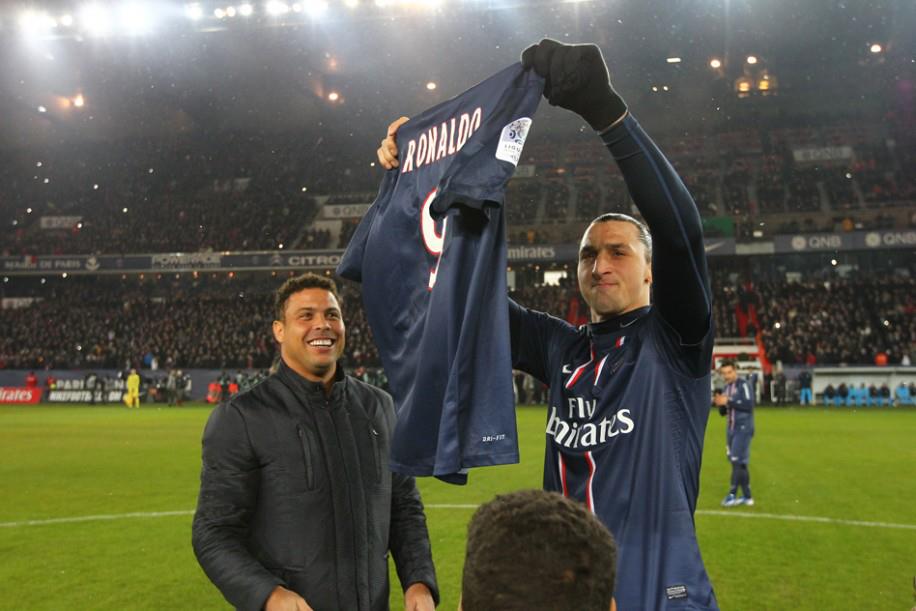 O sonho de Ibrahimovic realizado, PSG homenageia Ronaldo Fenômeno