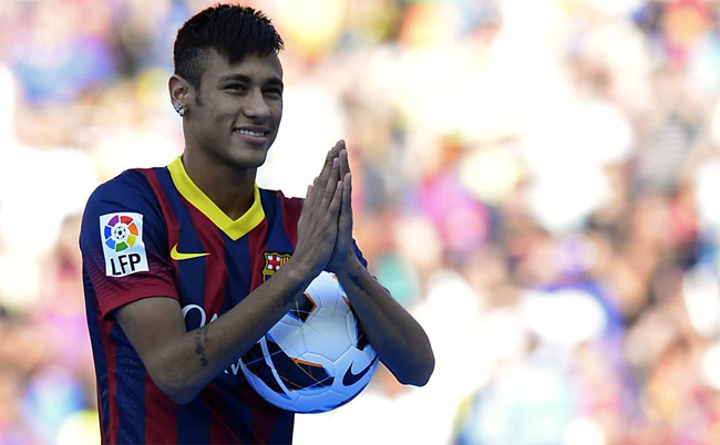 Neymar é apresentado com a camisa do Barcelona
