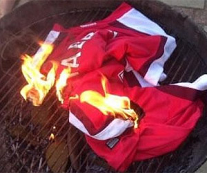 Torcedores do Arsenal queimam camisas de Fabregas capa