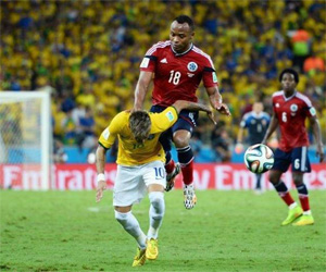 Camisa de Zuñiga do jogo contra o Brasil na Copa vai à leilão