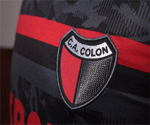 Camisa do Colón de Santa Fé 50 anos do Cemitério de Elefantes capa