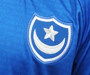 Portsmouth apresenta novo escudo capa