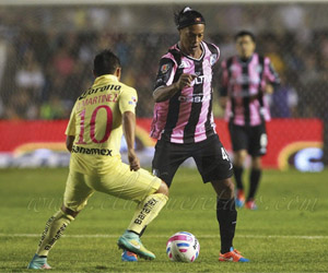 Queretaro FC, time de Ronaldinho lança camisa rosa capa
