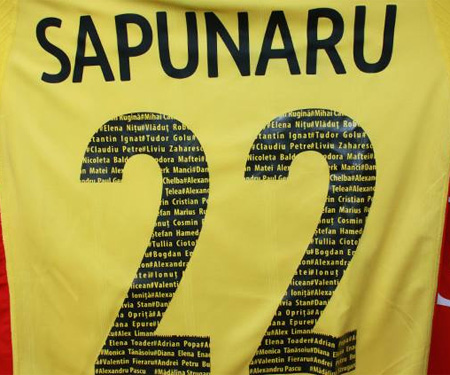 Seleção da Romênia homenageia vítimas de incêndio em casa noturna b