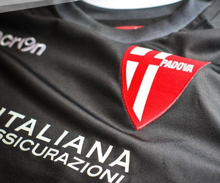 Terceira camisa “Total Black” do Calcio Padova 2016-2017 Macron capa