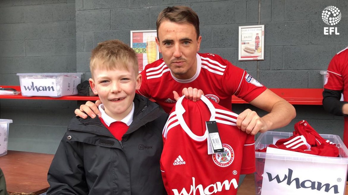 Accrington Stanley doa camisas para crianças em seu aniversário Accrington Stanley doa camisas para crianças em seu aniversário