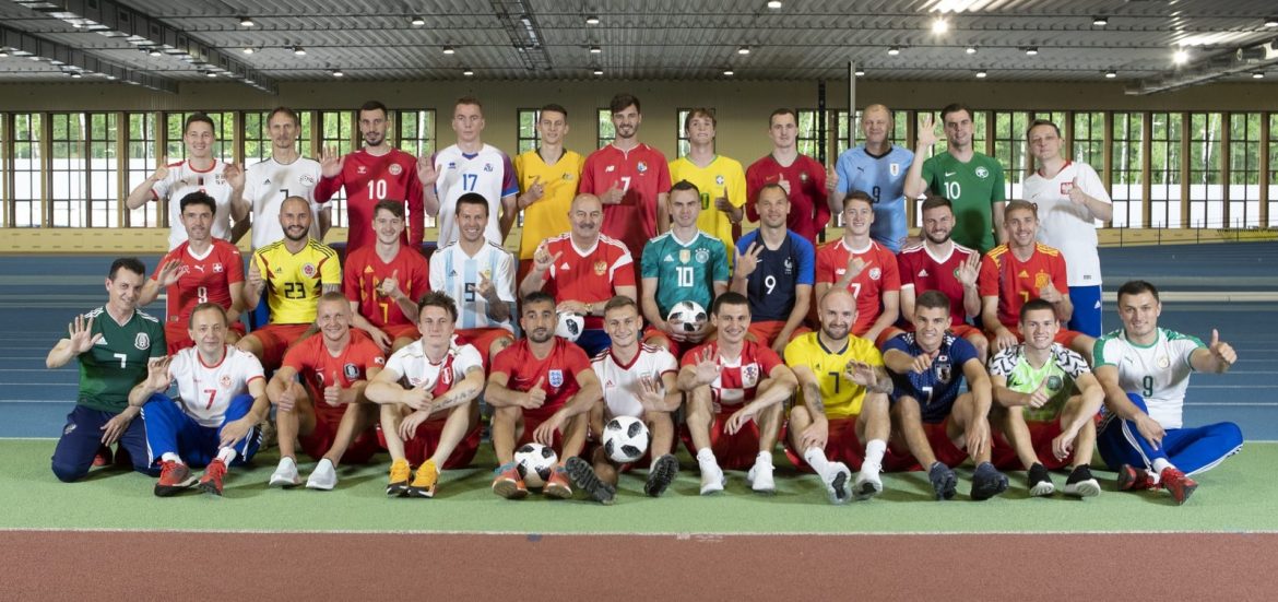 Jogadores da Rússia vestem camisas das 32 seleções da Copa 2018