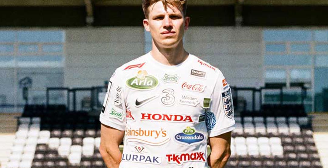 Agência britânica cria camisa 100% patrocinada em brincadeira