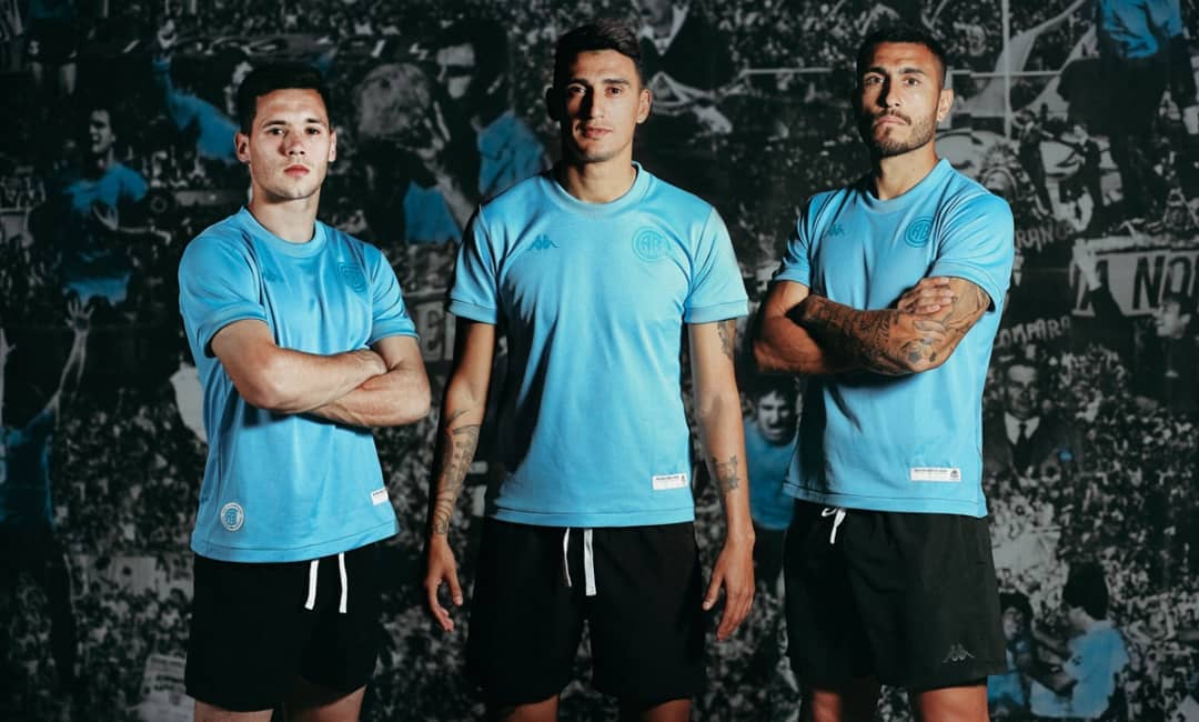 Camisa retrô do Belgrano 1968-2018 Kappa 50 anos abre