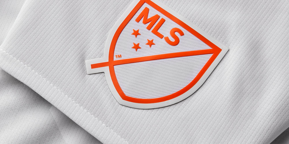 MLS patrocínio na manga direita abre