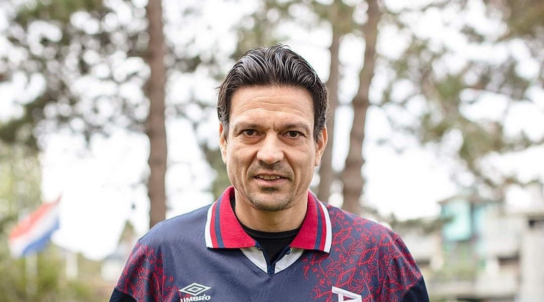 Jari Litmanen recebe camisa mash-up de sua carreira