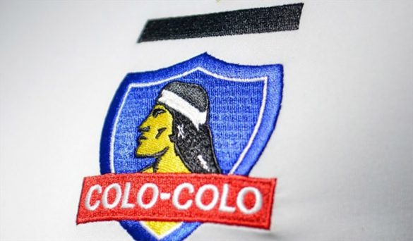 Por que o Colo-Colo usa uma tarja preta acima do escudo na camisa