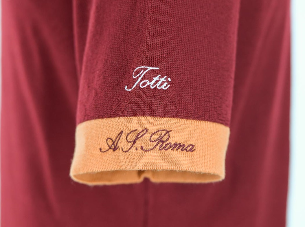 La felpa col codice fiscale di Francesco Totti: ecco quanto costa e