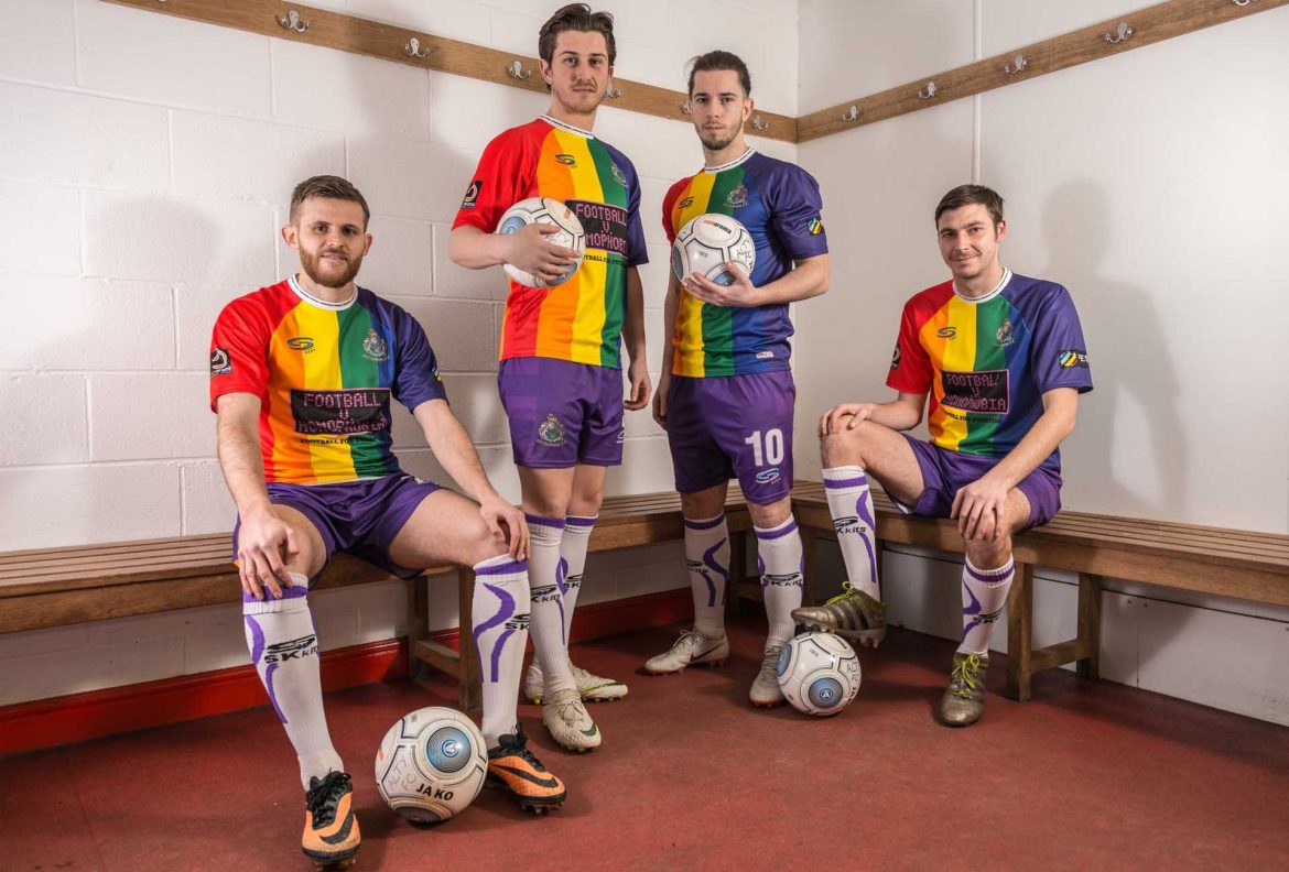 Camisa arco-íris do Altrincham FC 2019 Football v Homophobia abre
