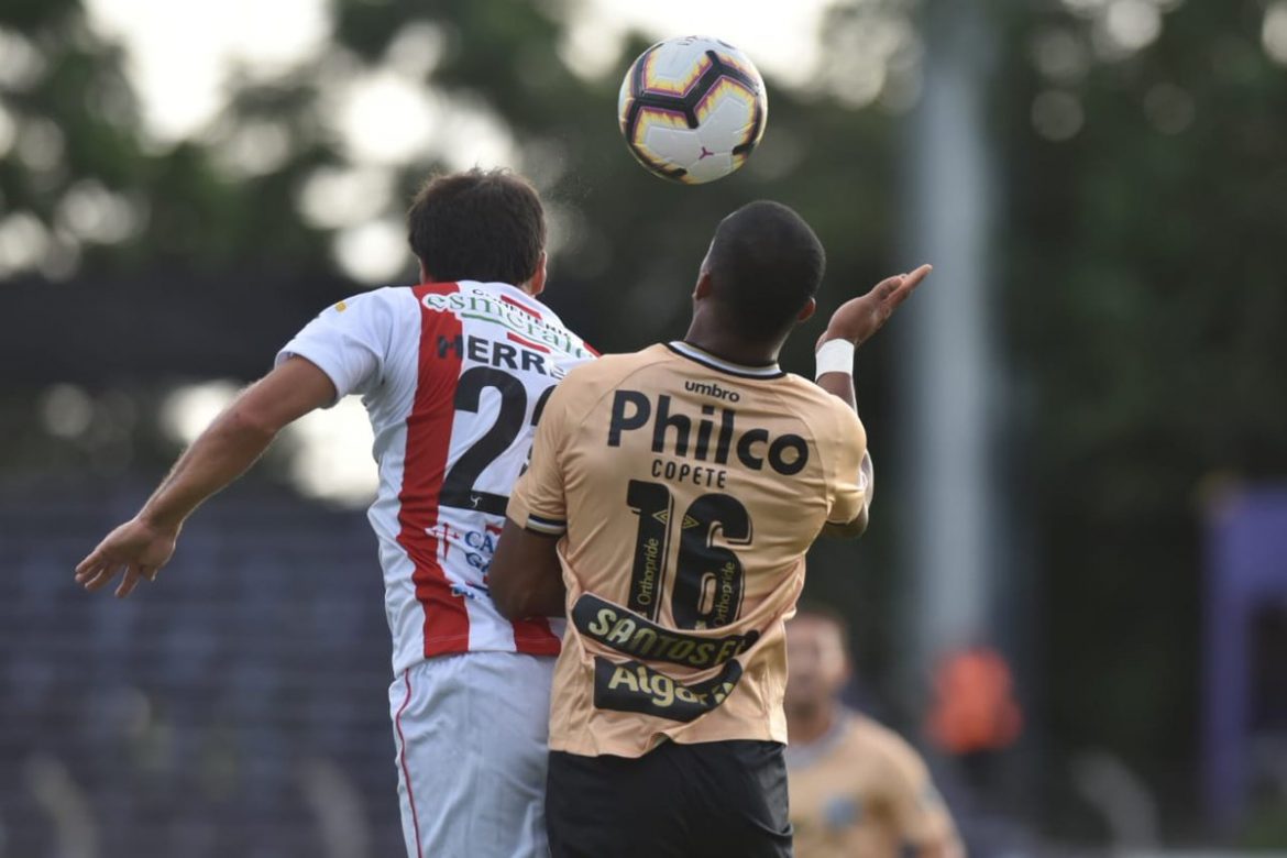 Santos improvisa nomes na camisa sul-americana Santos improvisa nomes na camisa sul-americana