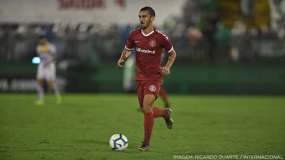 Internacional Uniforme dois escudos