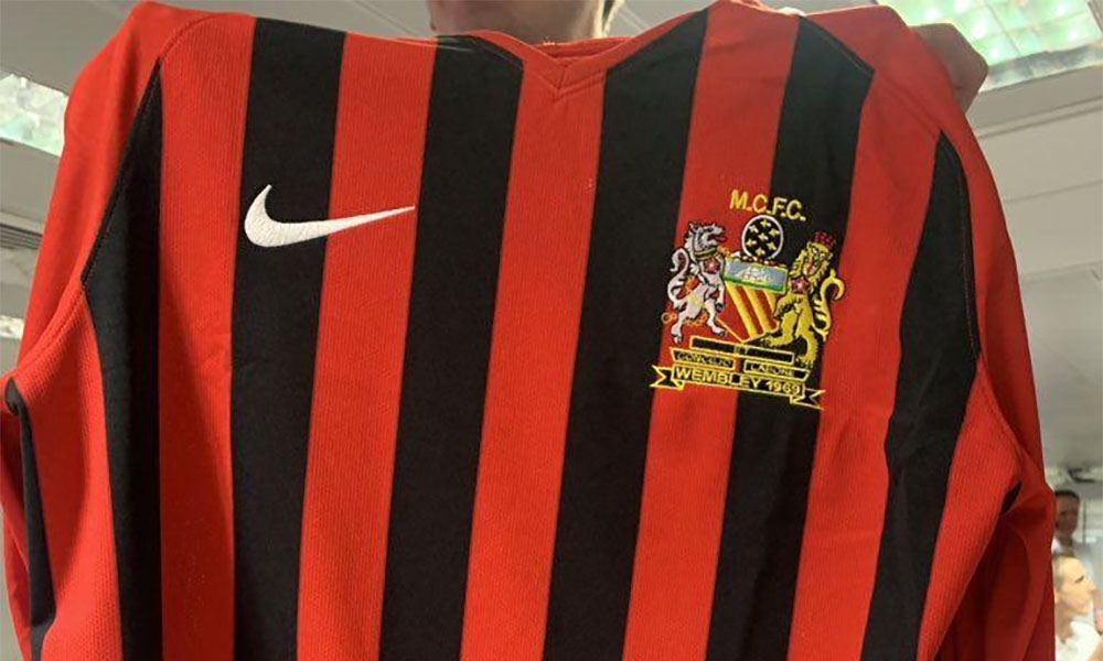 Camisa pré-jogo do Manchester City FA Cup 1969 Nike abre