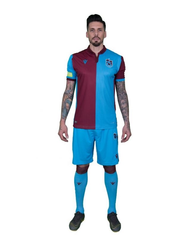 Le maillot extérieur 2020-2021 du FC Nantes réintroduit la couleur noire Le maillot extérieur 2020-2021 du FC Nantes réintroduit la couleur noire