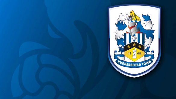 novo escudo do Huddersfield Town abre