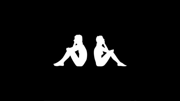 Kappa logo casal sentado separado