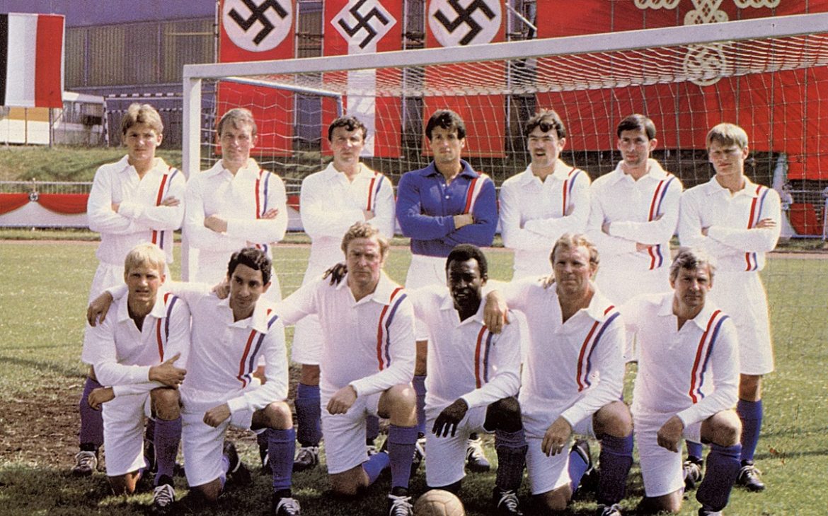 A Umbro estampa uma versão branca do Double Diamond no lado direito do peito, enquanto o escudo do Valerenga é colocado no lado esquerdo, em sua versão atual padrão. Completam o uniforme, calção branco e meiões vermelhos.