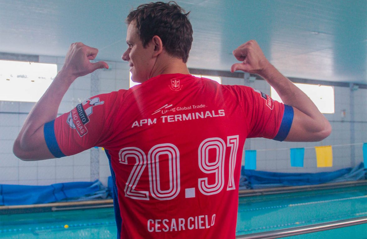 Cesar Cielo ganha camisa especial do Marcílio Dias