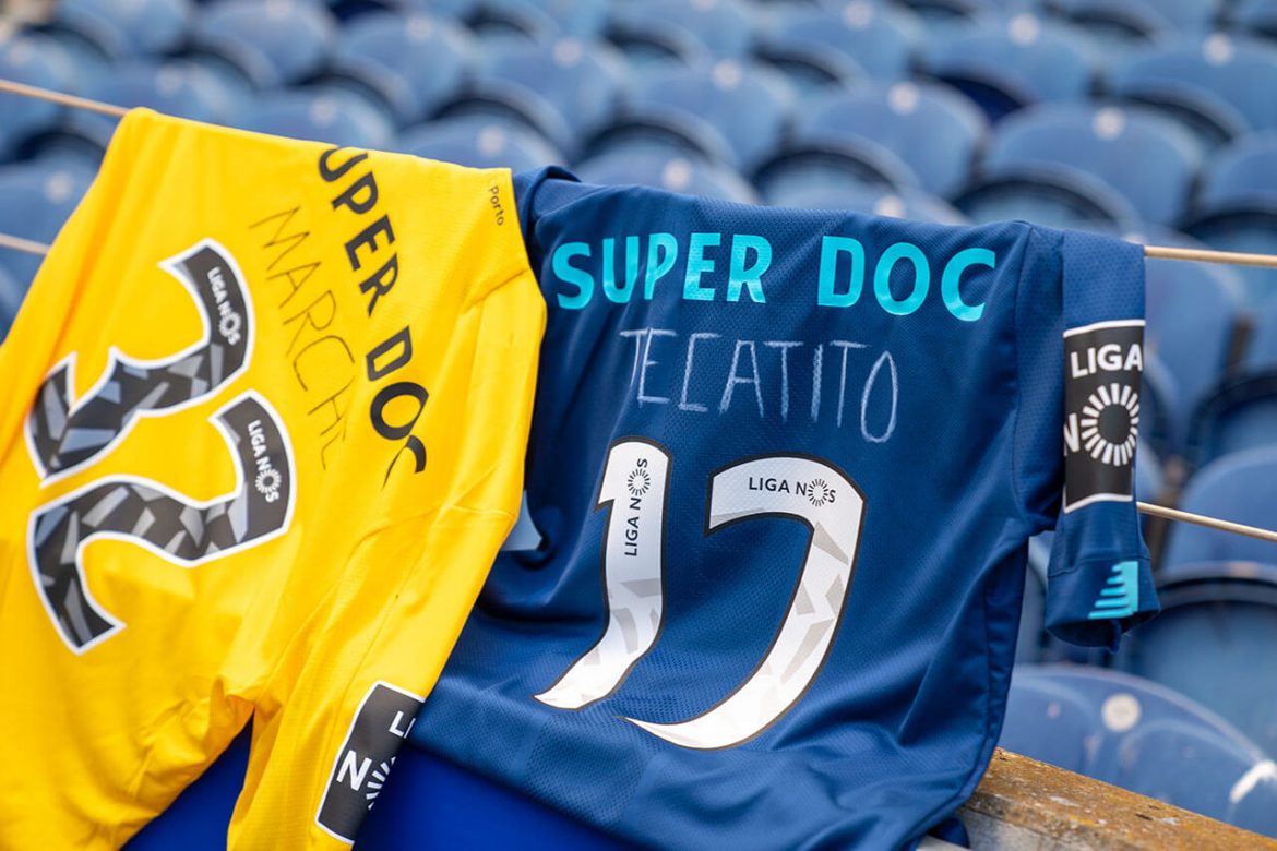 FC Porto atua com nomes de jogadores escritos à mão em homenagem à profissionais de saúde