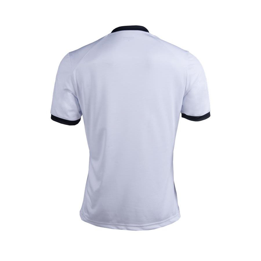 camisas brancas e pretas