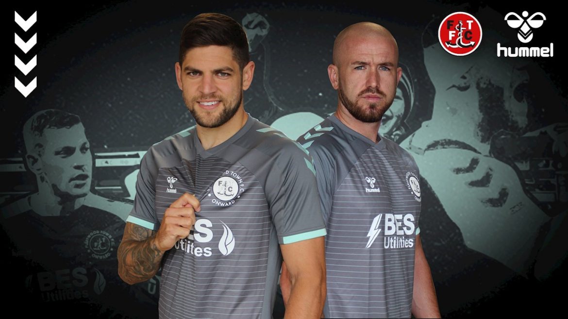 Camisas do Fleetwood Town 2020-2021 Hummel