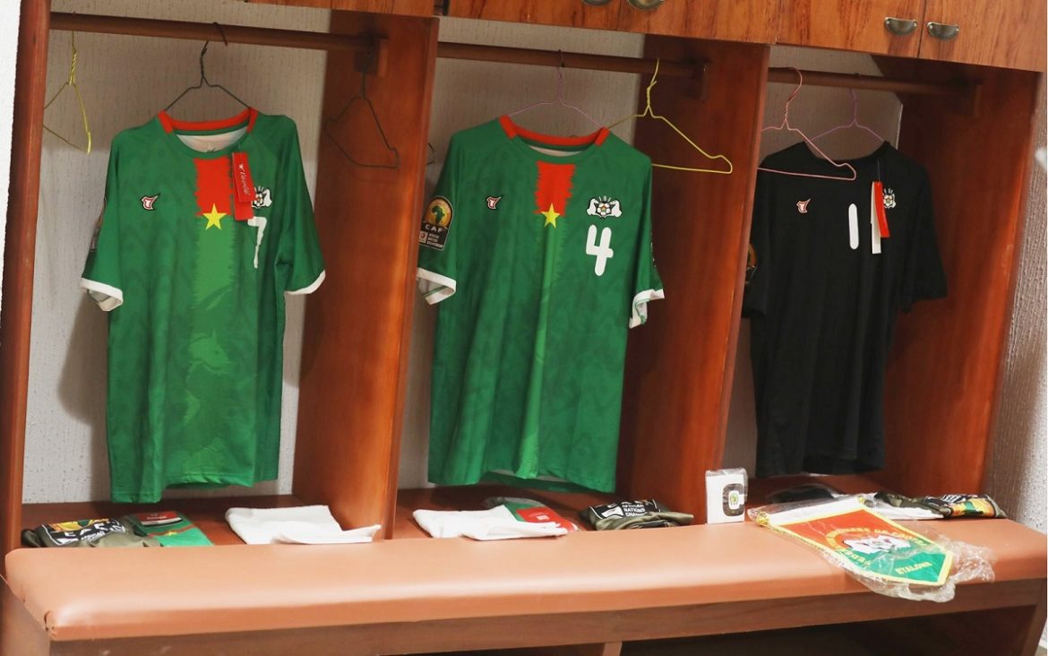 Maillot Tovio Vintage – Équipe Nationale Burkina Faso #21 – Firmin Sanou – Taille XL, Porté