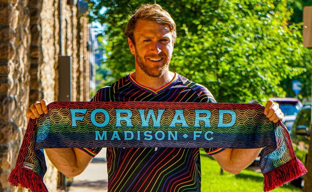 Camisa arco-íris do Forward Madison 2021 Hummel