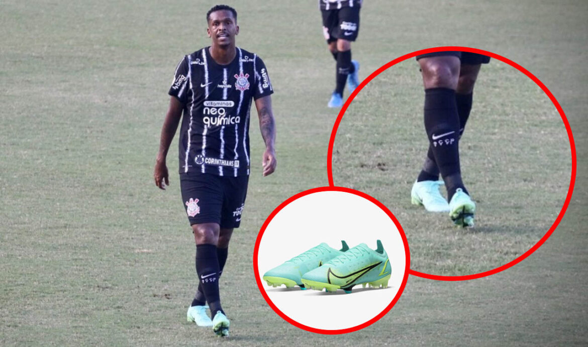 Jô é multado no Corinthians por usar chuteiras verdes