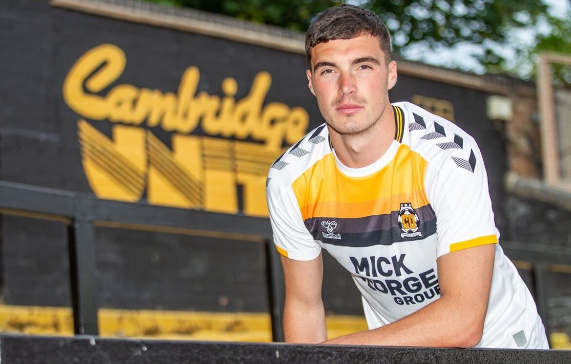 Terceira camisa do Cambridge United 2021-2022 Hummel (1) Terceira camisa do Cambridge United 2021-2022 Hummel