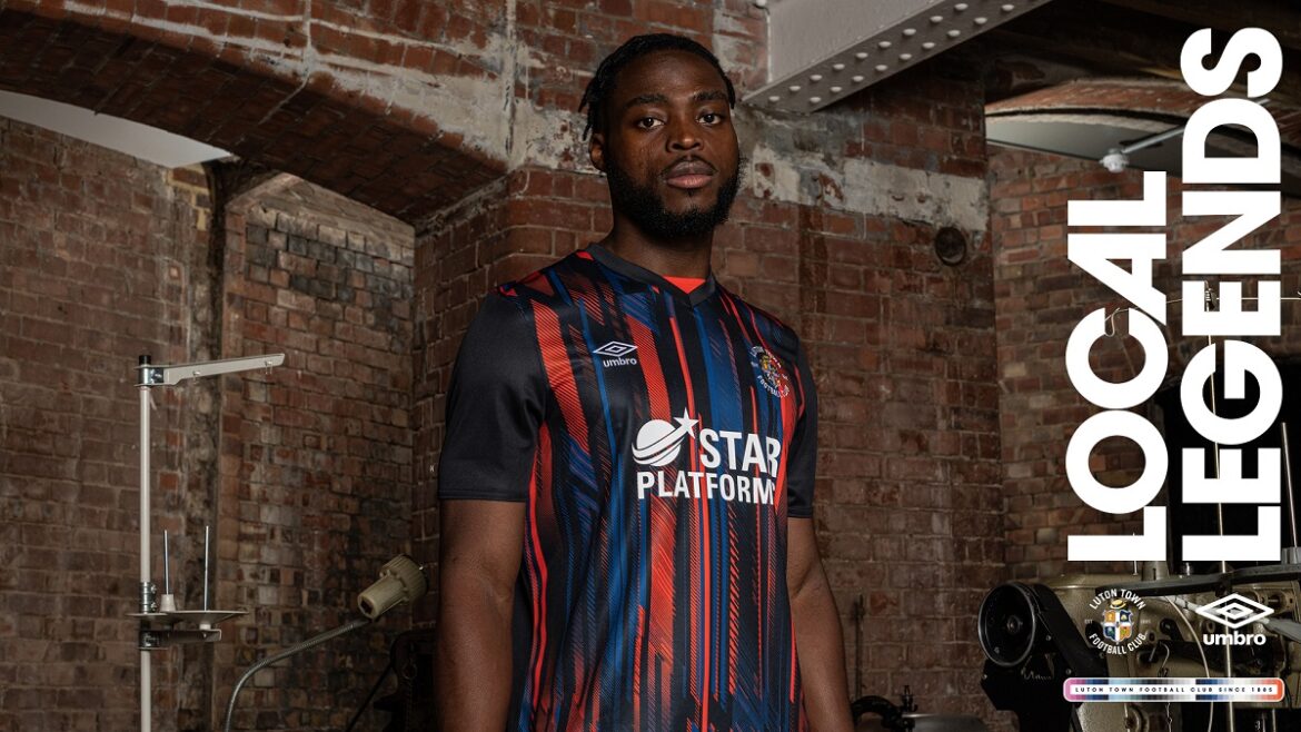Sortie du maillot extérieur de Luton Town 24-25 - Footy Headlines FR Sortie du maillot extérieur de Luton Town 24-25 - Footy Headlines FR