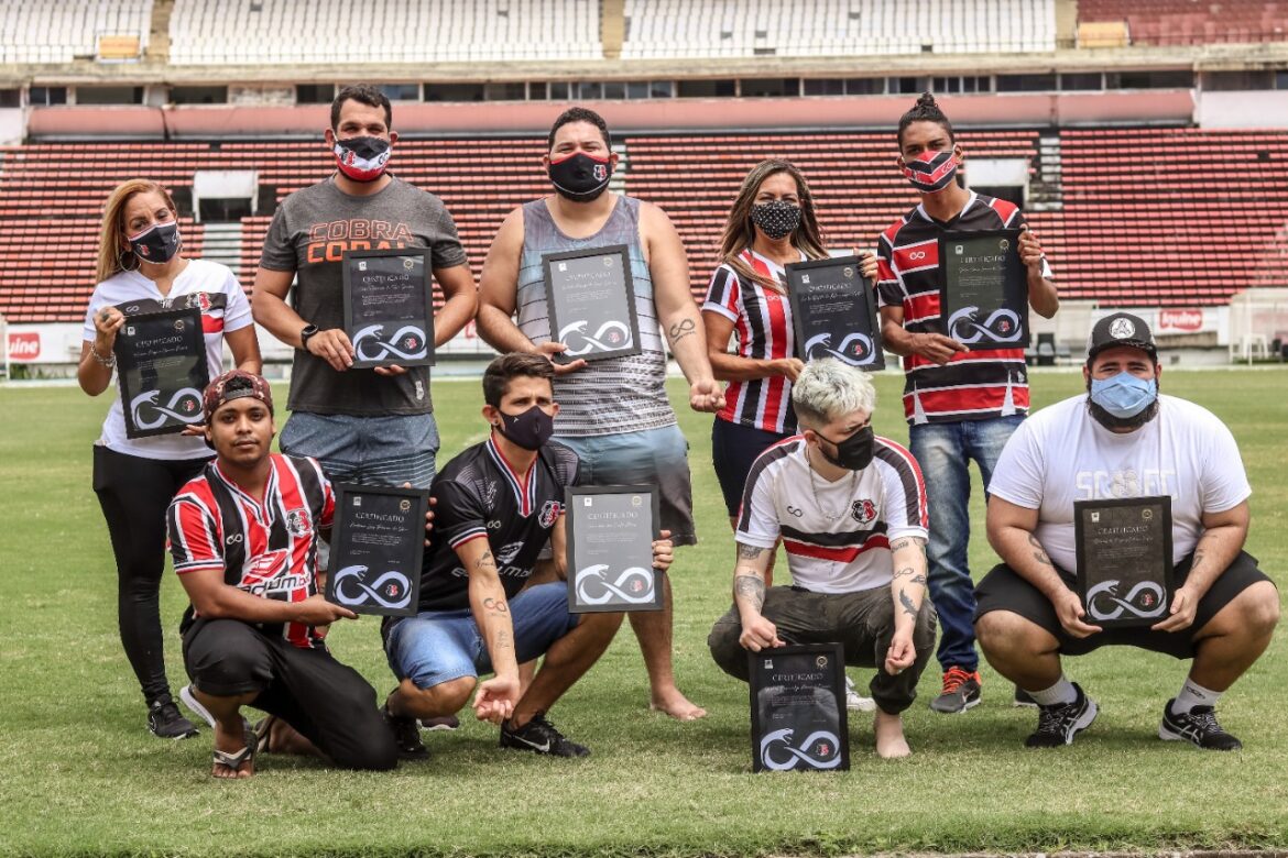 Cobra Coral homenageia torcedores do Santa Cruz que tatuaram a marca