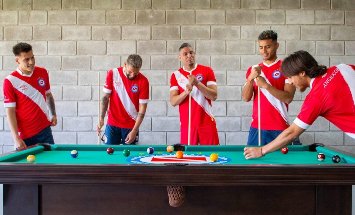 Camisa titular do Argentinos Juniors 2021-2022 Umbro