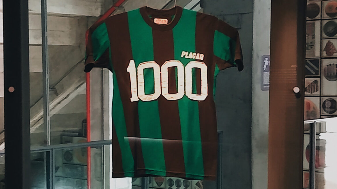 Camisa comemorativa usada por Pelé antes de seu milésimo jogo é exibida no Museu do Futebol