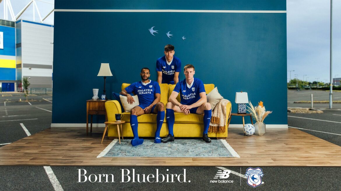 Camisa titular do Cardiff City 2022-2023 New Balance a