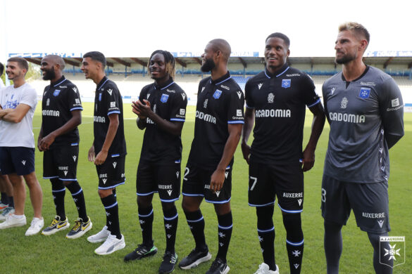 Camisa reserva do Auxerre 2022-2023 é lançada pela Macron