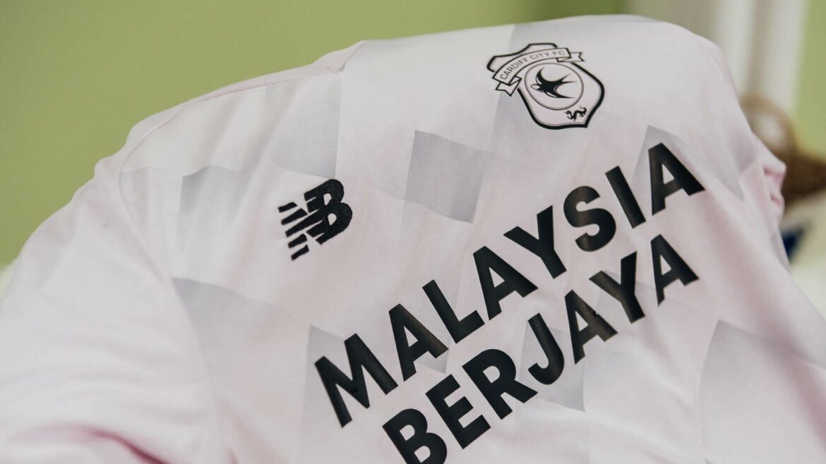 Terceira camisa do Cardiff City 2022-2023 New Balance a