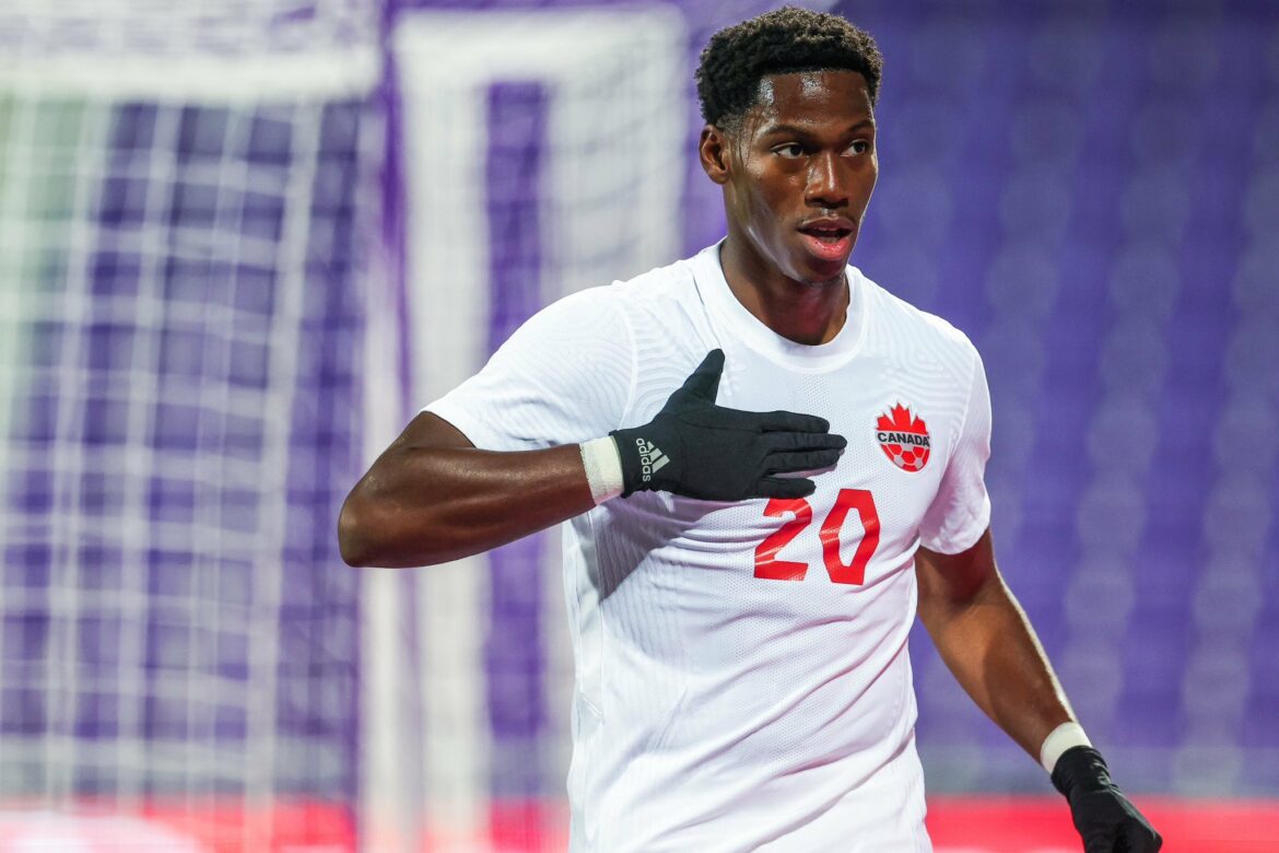 Johnatan David cobre logo da Nike durante jogo do Canadá