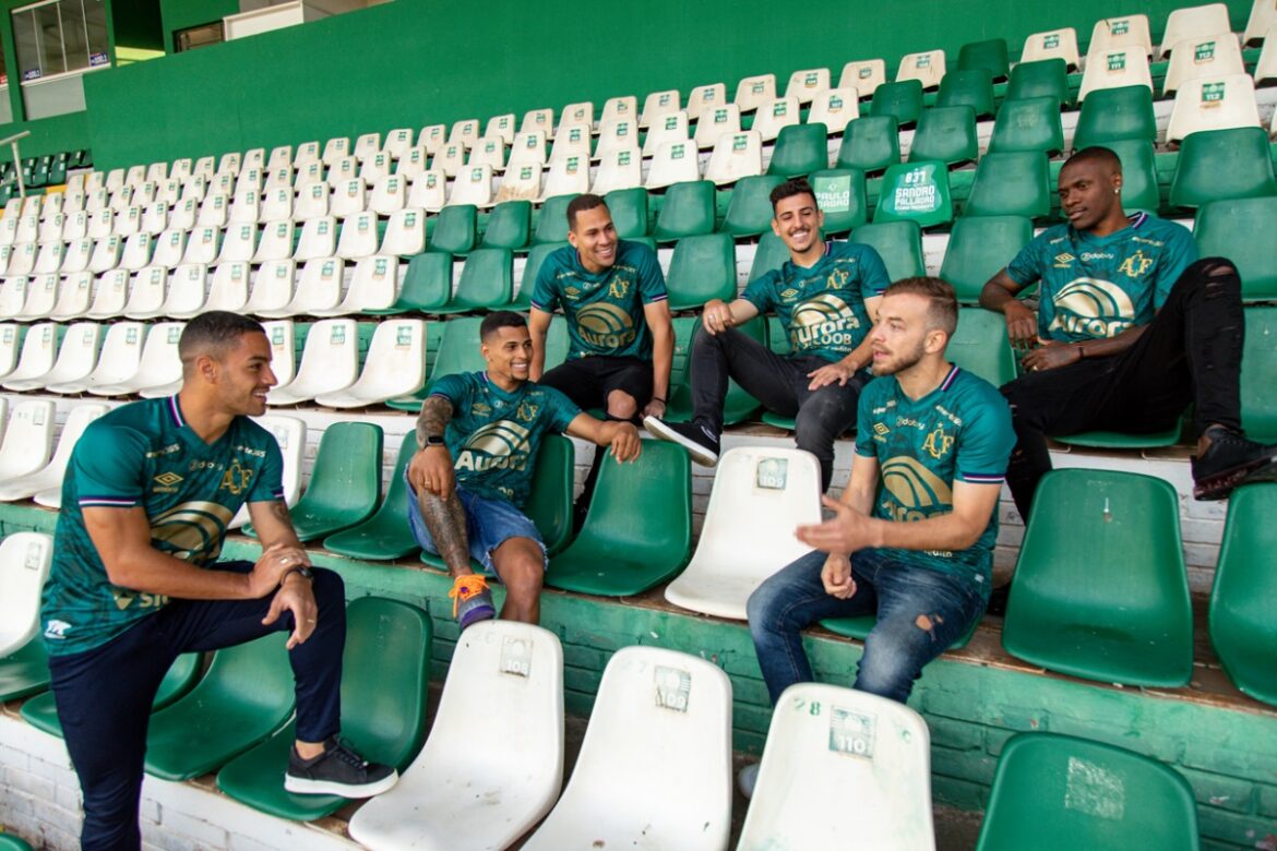 Terceira camisa Itália da Chapecoense 2022-2023 é lançada pela Umbro