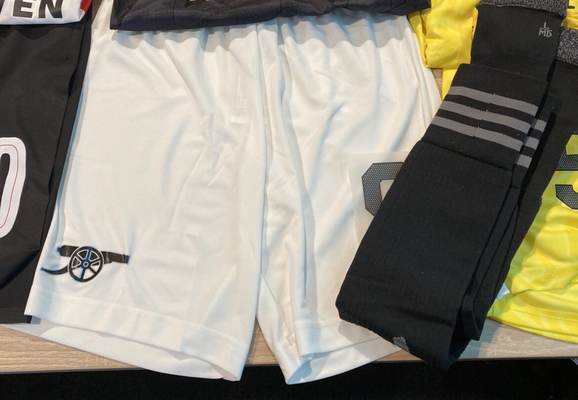 Arsenal é obrigado a criar calção para a Europa League