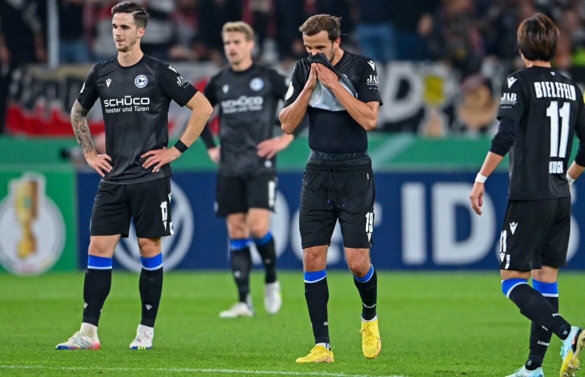 Quarta camisa do Arminia Bielefeld 2022-2023 é lançada pela Macron