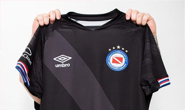 Terceira camisa do Argentinos Juniors 2022-2023 é apresentada pela Umbro