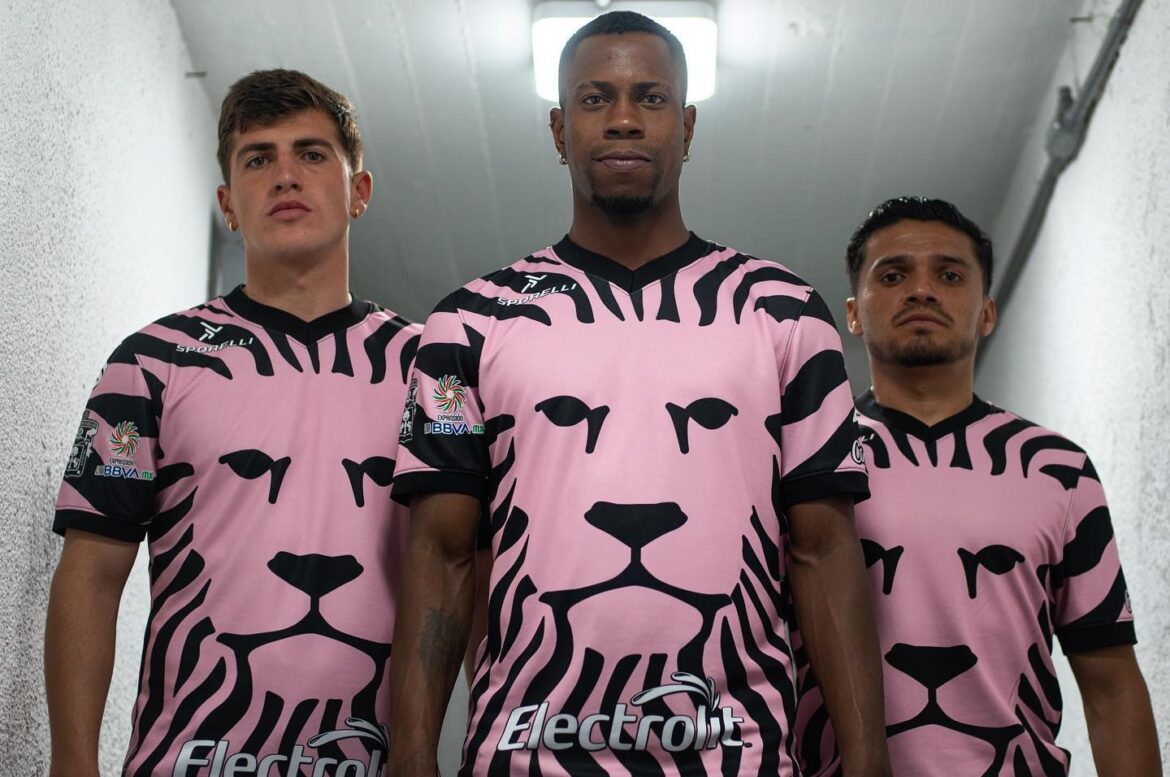 Terceira camisa do Leones Negros 2022-2023 homenageia Outubro Rosa (1) Terceira camisa do Leones Negros 2022-2023 homenageia Outubro Rosa