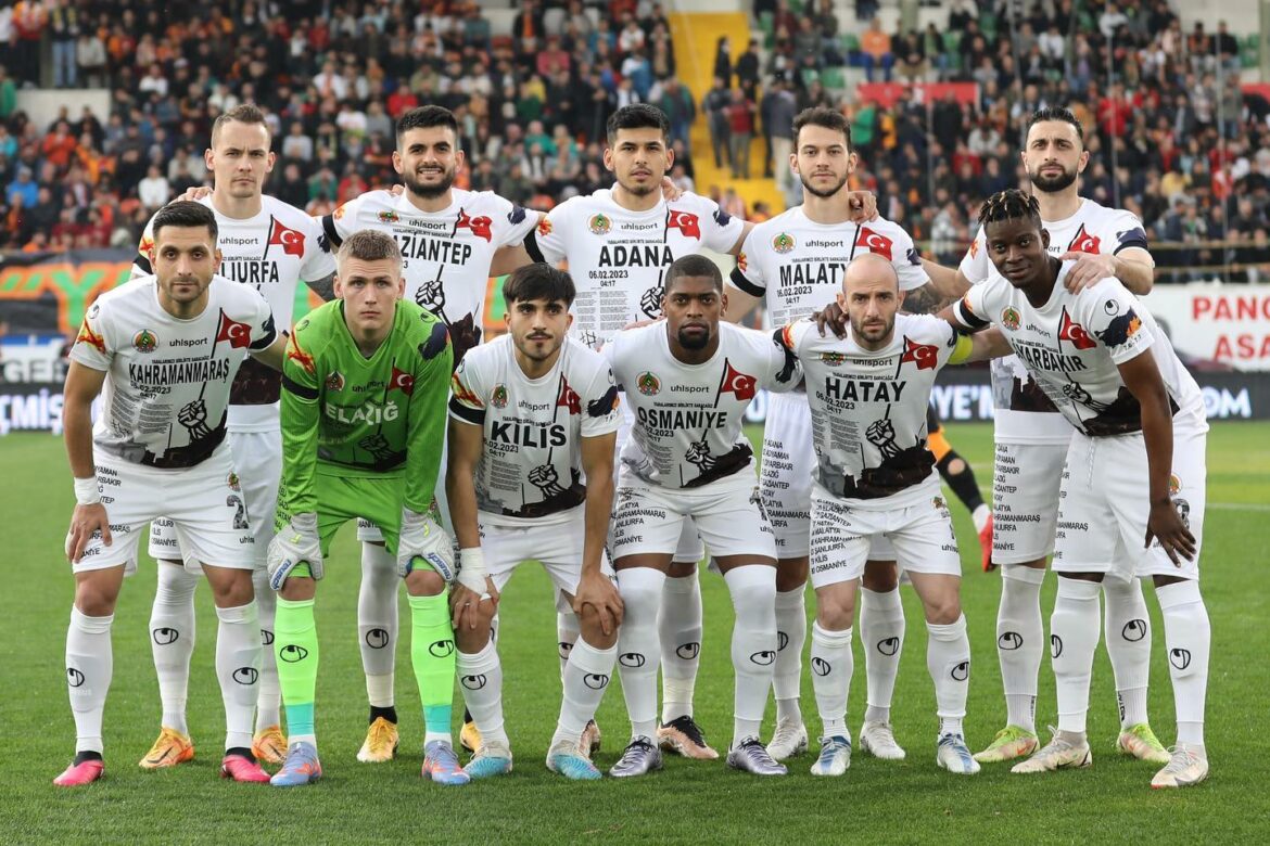 Alanyaspor usa uniforme em homenagem à vítimas de terremoto na Turquia
