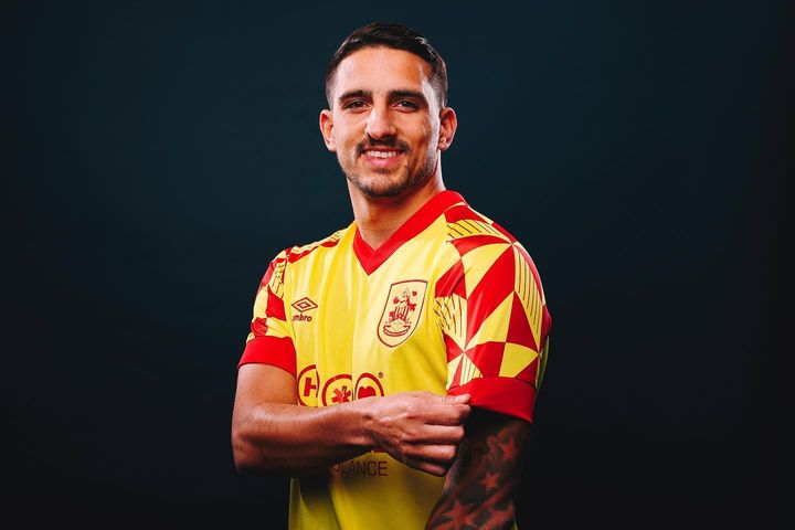 Camisa da caridade do Huddersfield Town 2023 é revelada pela Umbro