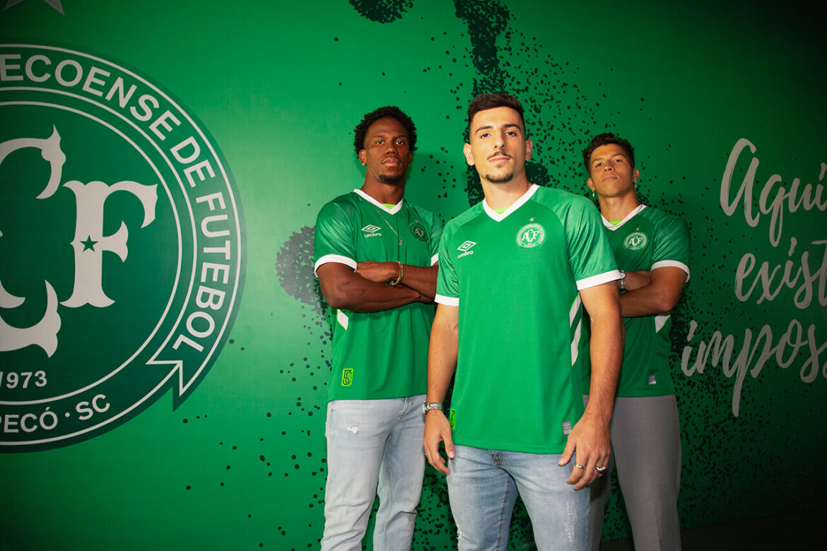 Camisas da Chapecoense 2023-2024 são lançadas pela Umbro